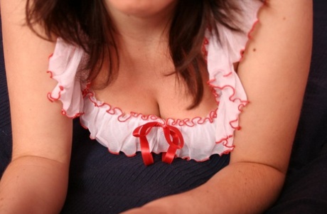 Rapariga doce liberta as suas belas mamas e rata da lingerie sensual