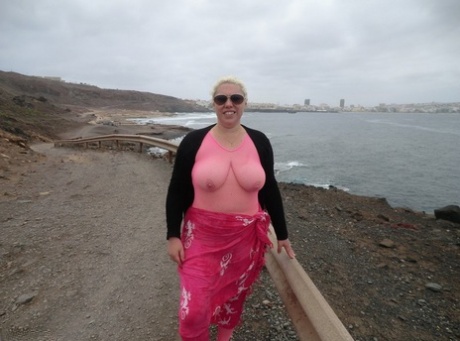 Ältere Dame Barby verliert ihre großen Titten aus einem schrittlosen Bodystocking am Meer