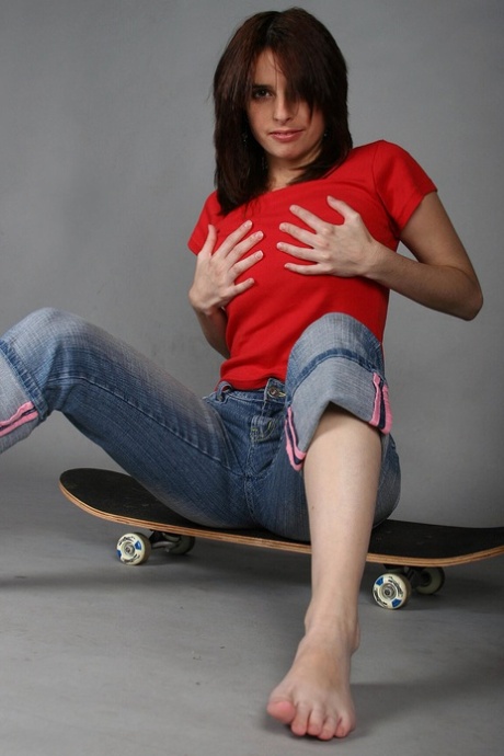 First timer odhalí svá plná ňadra, než se dotkne jejího zadku na skateboardu