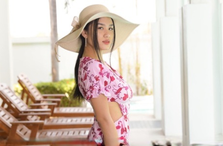 Piękna azjatycka nastolatka Kahlisa obnaża swoje pełne piersi podczas nagiego tyłka