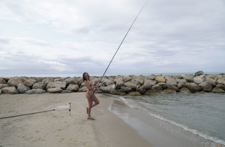 La morena Kitty Angela se quita el bikini mientras pesca desde la orilla