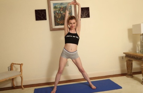 La teenager flessibile Minxx Marii si spoglia completamente durante una sessione di yoga