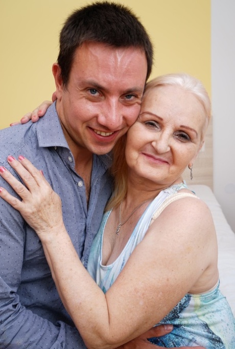 La nonna bionda bacia il suo toy boy dopo aver scopato sopra il letto