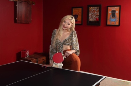 Jonge blonde Sia Lust knijpt haar kutje wijd open op een pingpongtafel