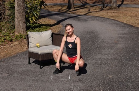 Atletická teenagerka Emma Sirus před močením masturbuje na příjezdové cestě