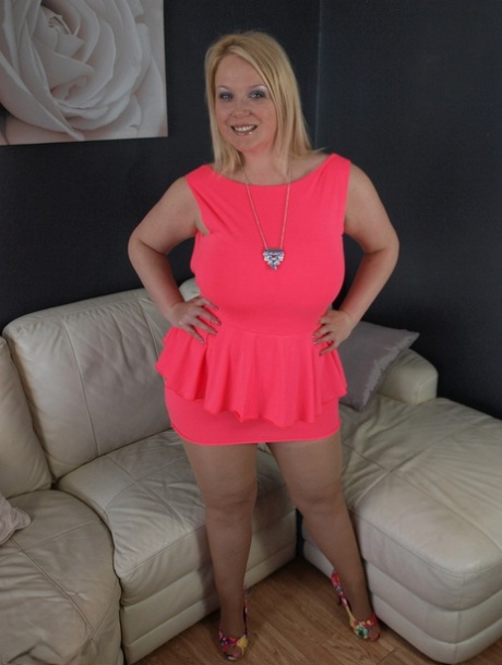 Thick amateur sindy bust teases auf leder möbel im ein kurz rosa kleid