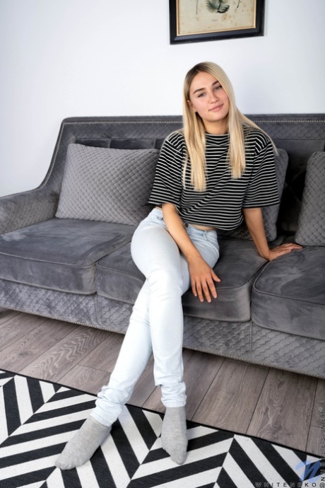 Brudna blond nastolatka Whiteneko pokazuje swoją łysą cipkę po rozebraniu się na kanapie