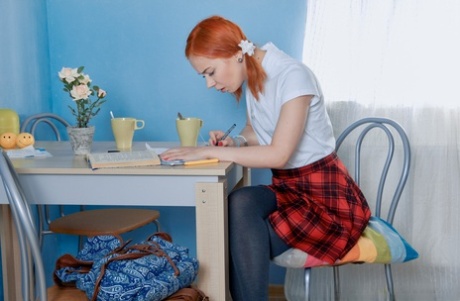 Une jeune étudiante rousse lèche un pénis après l