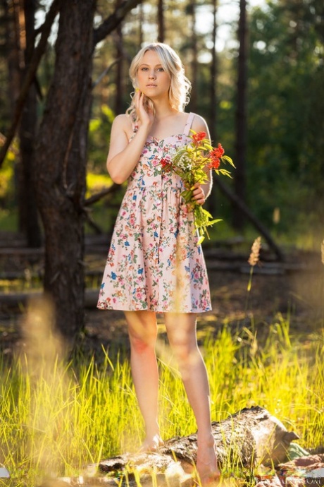 La joven rubia Nikki Hill se desnuda en el bosque mientras come una sandía