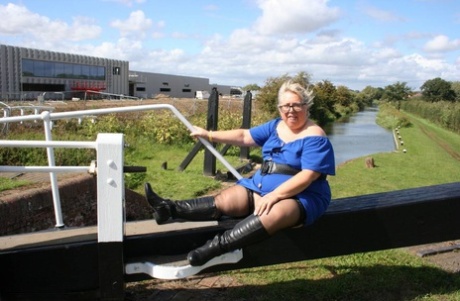 Den överviktiga brittiska kvinnan Lexie Cummings dildoserar sin fitta i ett naturskyddsområde