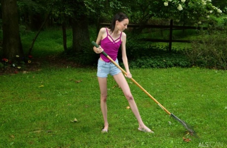 Hubená teenagerka Aria Haze si po hrabání trávníku roztahuje nahou kundičku
