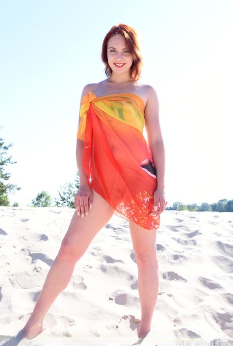 Рыжеволосая Валерия Лече полностью обнажается на полотенце на пляже