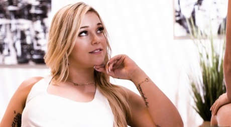 Blonda tonåringar Aria Banks och Kali Roses träffas för lesbiskt sex på en soffa