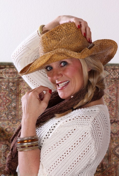 Rijpe blonde Sherri Donovan deelt haar poesje in cowgirl laarzen na het uitkleden
