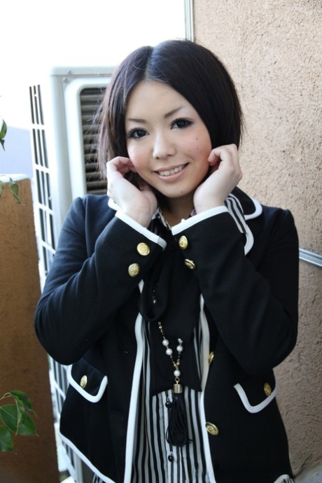 A bonita rapariga japonesa Mahiro Tsubaki desfaz-se das suas roupas para desfilar nua