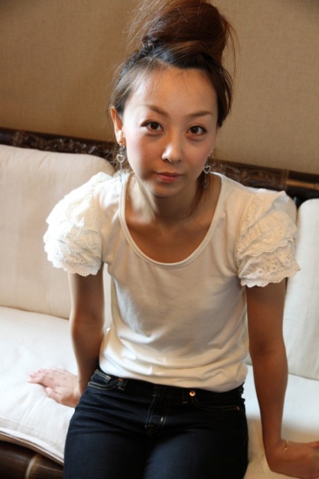 Den søte japanske jenta Kinomi er helt naken med oppsatt hår.