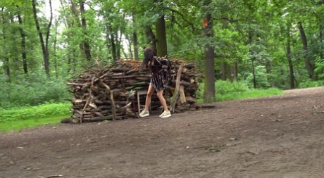 Biała dziewczynka Isabel Dark sika przed domem trolla w lesie