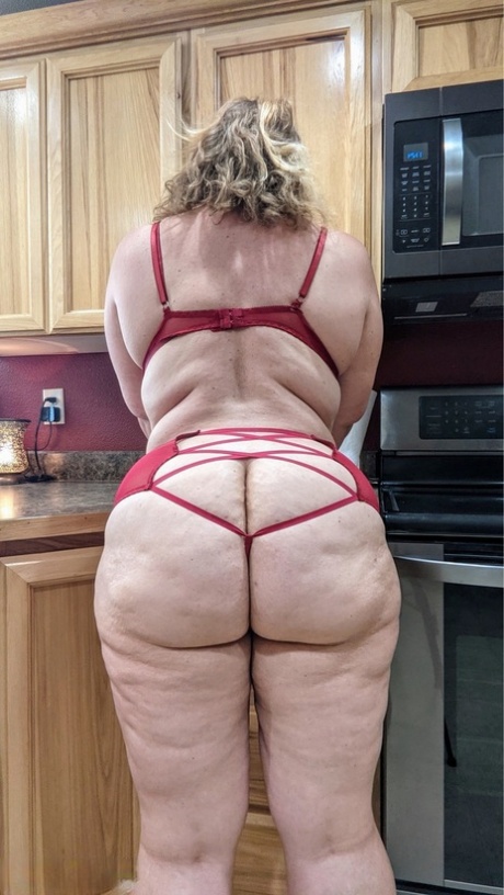 Femme amateur Busty Kris Ann montre ses gros seins et ses fesses dans sa cuisine