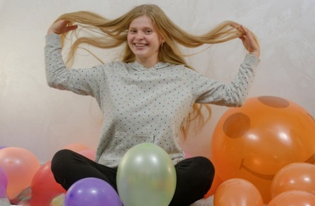 Jong uitziend meisje Agust D gaat helemaal naakt te midden van een hoop ballonnen