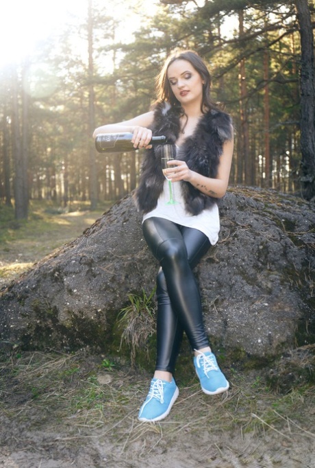 Vackra tonåringen Maria Z stoppar en tom vinflaska i sin fitta på en stenbumling