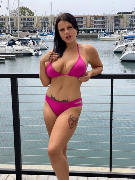 La MILF Nadia White libera le sue grandi tette dal bikini prima di una leccata di culo BJ