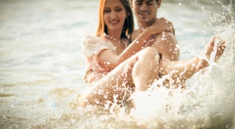 La guapa Jessika Night y su amigo hombre retozan en el agua antes de follar
