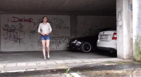 Rozrušená dívka Antonia Sainz si stáhne šortky a vymočí se na zem