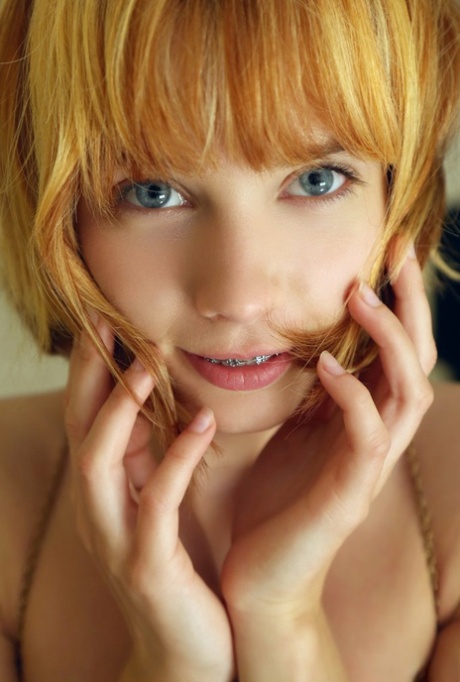 L'adorable rousse Lily exhibe son corps de jeune fille nue