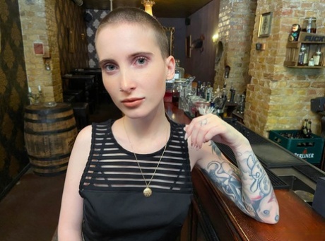 Lou Nesbit, une jeune femme tatouée, se fait couper les cheveux pendant qu