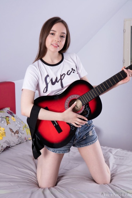 Lieve tiener Sabrina Young tokkelt op een akoestische gitaar voor ze naakt gaat