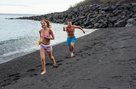 Oxana Chic mantiene relaciones sexuales con su novio en una playa volcánica