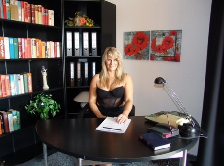 30-plusser blonde secretaresse Sweet Susi kleedt zich uit in haar kantoor