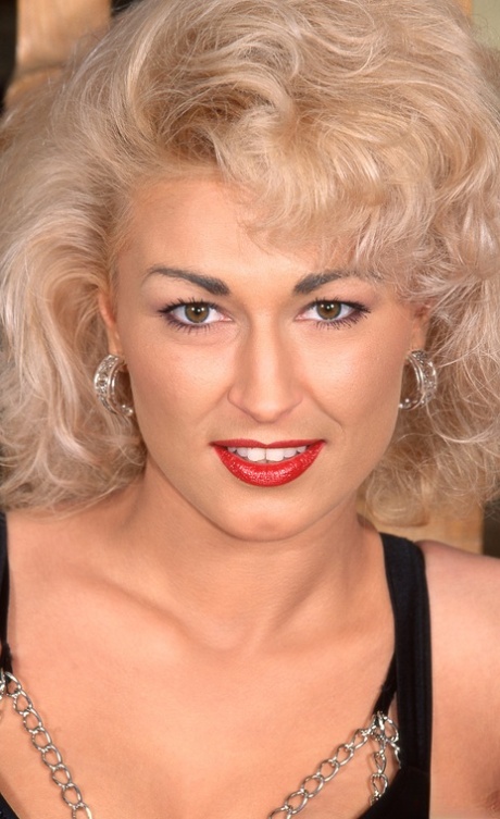 Elisabeth King, blonde platine d'âge moyen, participe à une séance de DP hardcore.