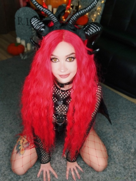 Pornostjernen Purple Bitch har farvet hår, mens hun dyrker sex til Halloween