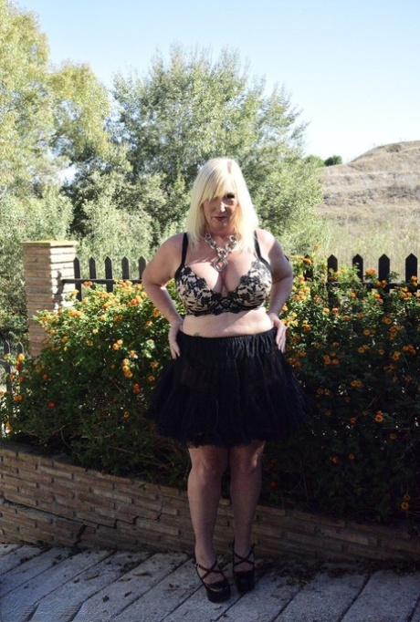 Blonde oma Melody geeft haar overgewicht bloot in een Engelse tuin