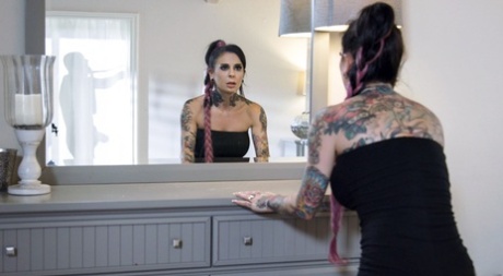 La bruna tatuata Joanna Angel si collega al telefono subito dopo aver fatto sesso