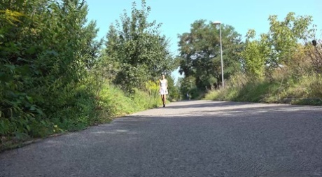 La solitaria Ali Bordeaux se abre de piernas mientras mea en una carretera