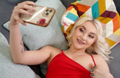 La jeune blonde Marilyn Sugar prend un selfie avant de faire l
