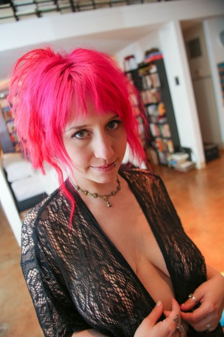 Alt girl with pink hair and pierced nipples gets naked before giving head
