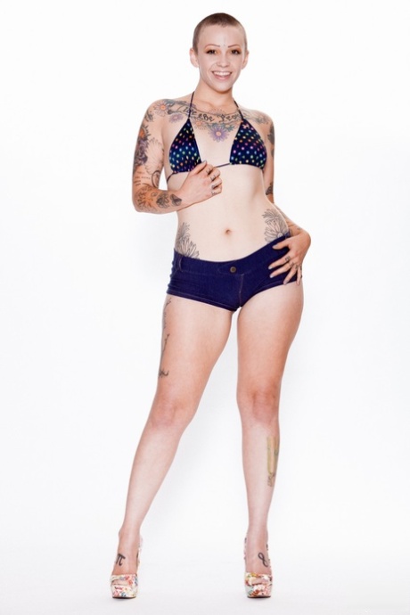 Tattooed Küken Sparky Sin Claire Sport einen Buzz-Cut während Pussy zu Mund Sex