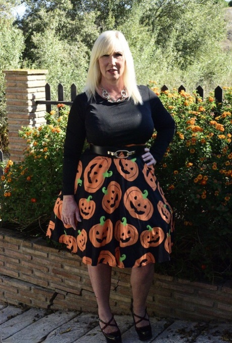 Den modne blondinen Melody blottlegger BH og truse mens hun er utkledd til Halloween.