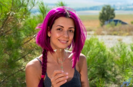 业余女孩Victoria Rainbow在灌木丛中赤身裸体时运动染色的头发