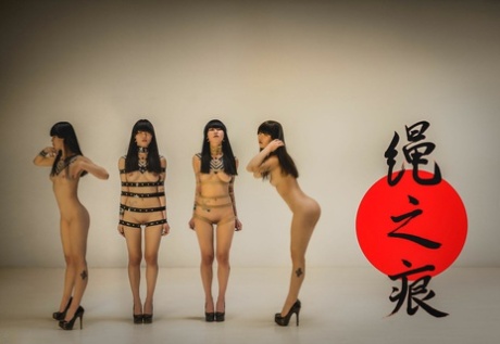 赤身裸体的日本女性Carmine Worx被束缚着，双臂放在身侧