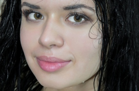 Tmavovlasá kráska Carmen Summer se smyslně sprchuje