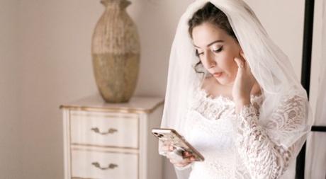 Una recién casada hace un trío lésbico con sus amigas el día de su boda