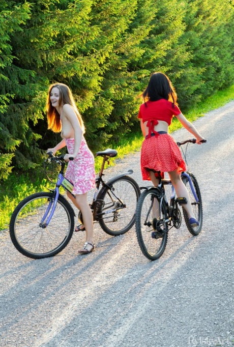 Teenage-lesberne Vittoria Amada og Zelda har sex på en seng efter en cykeltur