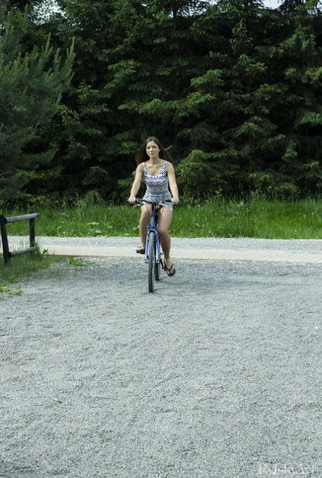 Słodka młoda dziewczyna Taliah jeździ na rowerze bez majtek