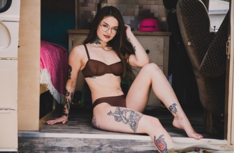 Tetovaná kráska Vanessa Vega modeluje v dodávce před sexem v kuchyni