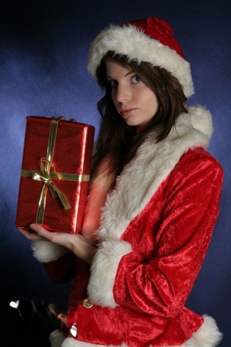 La rousse naturelle Diana S enlève ses vêtements de Noël pour sa première séance de photos nues.