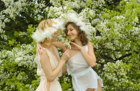 As lésbicas adolescentes Dorinda N e Electra U usam coroas de flores enquanto se despem